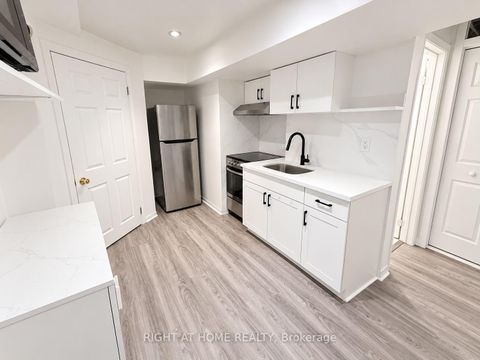 Photo 22 at 32 Aranka Court, North Richvale, Richmond Hill