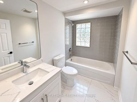 Photo 25 at 32 Aranka Court, North Richvale, Richmond Hill