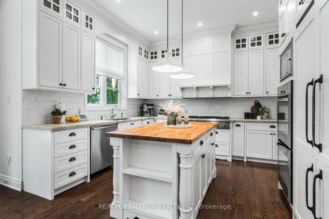 Photo 10 at 95 Woodvalley Crescent, Patterson, Vaughan