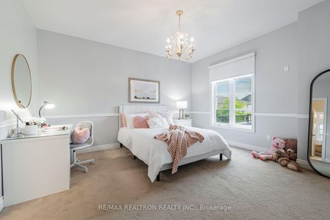 Photo 19 at 95 Woodvalley Crescent, Patterson, Vaughan