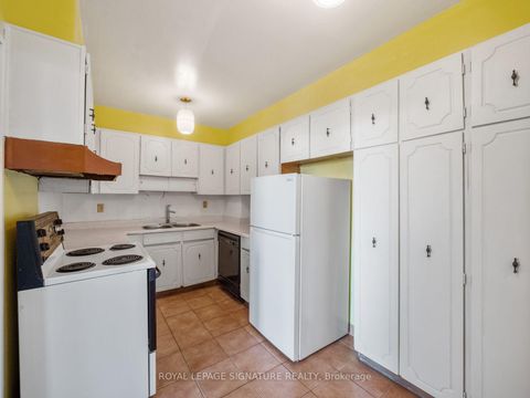 Photo 7 at 404 - 130 Neptune Drive, Lawrence, Toronto