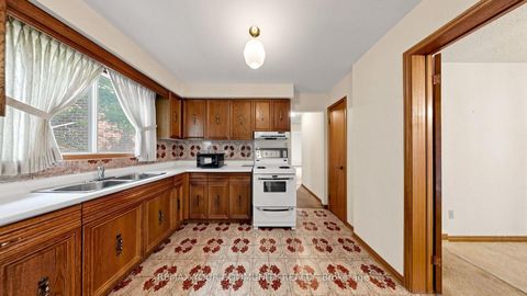 Photo 10 at 2 Trimontium Crescent, East York, Toronto