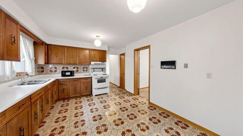 Photo 13 at 2 Trimontium Crescent, East York, Toronto