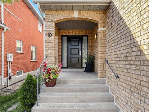Photo 1 at 10 Silver Oaks Boulevard, Sonoma Heights, Vaughan