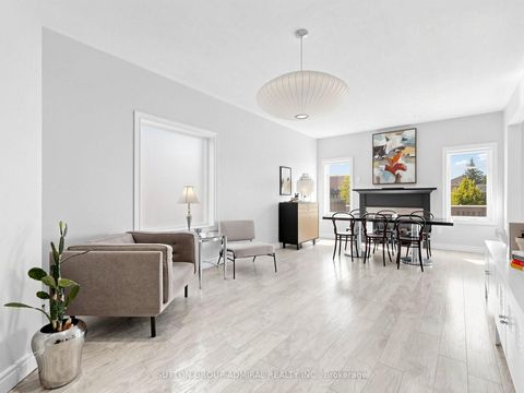 Photo 2 at 10 Silver Oaks Boulevard, Sonoma Heights, Vaughan