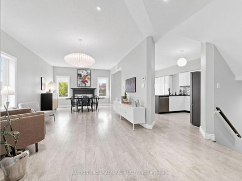 Photo 3 at 10 Silver Oaks Boulevard, Sonoma Heights, Vaughan
