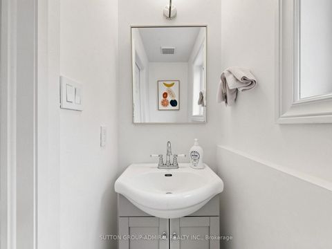 Photo 11 at 10 Silver Oaks Boulevard, Sonoma Heights, Vaughan