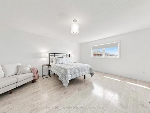 Photo 12 at 10 Silver Oaks Boulevard, Sonoma Heights, Vaughan
