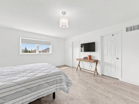 Photo 13 at 10 Silver Oaks Boulevard, Sonoma Heights, Vaughan