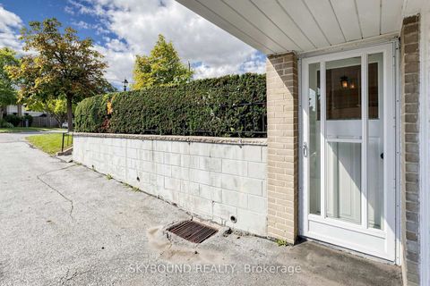 Photo 4 at 13 Liscombe Road, Rustic, Toronto