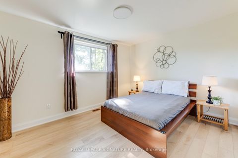 Photo 7 at 8 Bellbury Crescent, Don Valley Village, Toronto