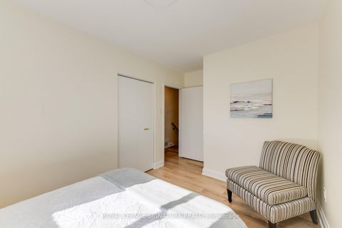 Photo 10 at 8 Bellbury Crescent, Don Valley Village, Toronto