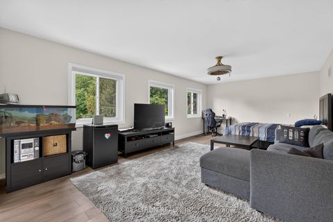 Photo 32 at 37 Offord Crescent, Bayview Southeast, Aurora