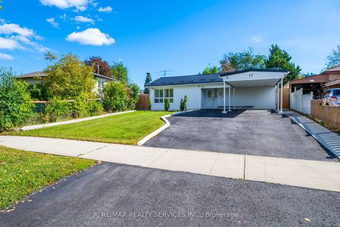 Photo 1 at 17 Avening Drive, Clairville, Toronto
