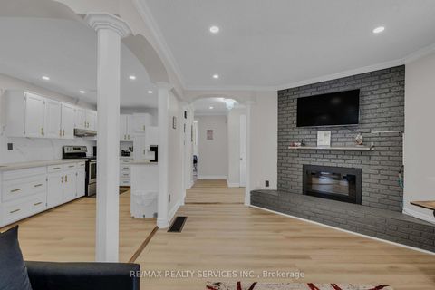 Photo 7 at 17 Avening Drive, Clairville, Toronto