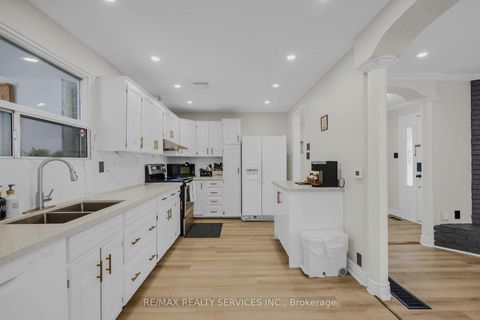 Photo 8 at 17 Avening Drive, Clairville, Toronto