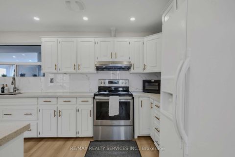 Photo 10 at 17 Avening Drive, Clairville, Toronto