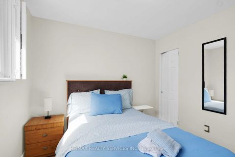Photo 18 at 17 Avening Drive, Clairville, Toronto