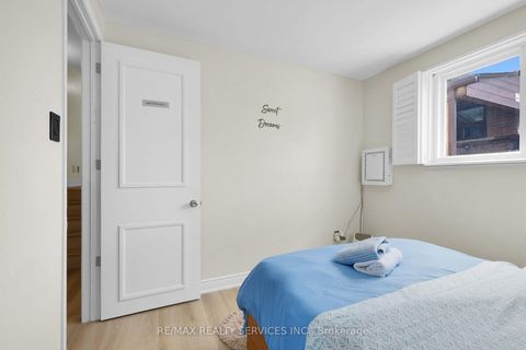Photo 19 at 17 Avening Drive, Clairville, Toronto