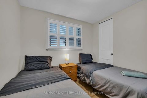 Photo 25 at 17 Avening Drive, Clairville, Toronto
