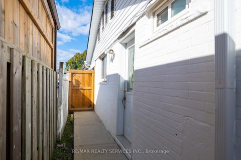 Photo 36 at 17 Avening Drive, Clairville, Toronto