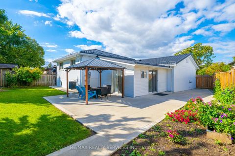 Photo 37 at 17 Avening Drive, Clairville, Toronto