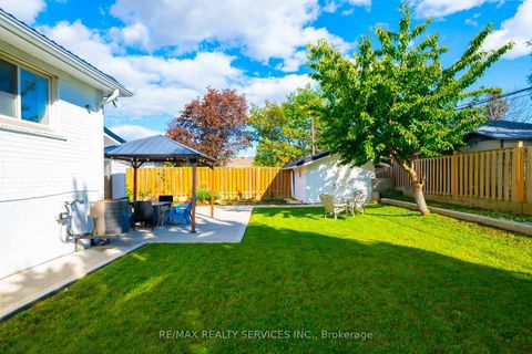 Photo 38 at 17 Avening Drive, Clairville, Toronto