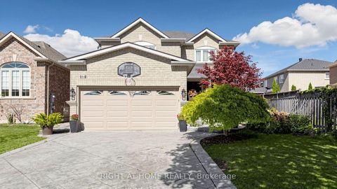 Photo 1 at 44 Robertson Close, Maple, Vaughan