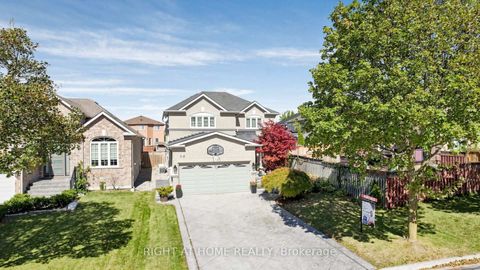 Photo 2 at 44 Robertson Close, Maple, Vaughan
