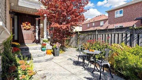 Photo 3 at 44 Robertson Close, Maple, Vaughan