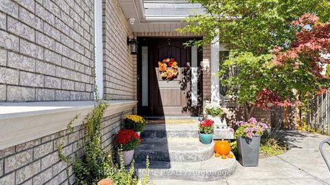 Photo 4 at 44 Robertson Close, Maple, Vaughan