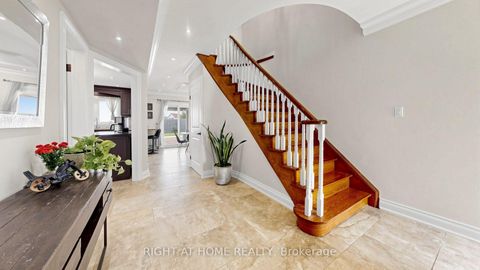 Photo 5 at 44 Robertson Close, Maple, Vaughan