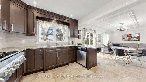 Photo 15 at 44 Robertson Close, Maple, Vaughan