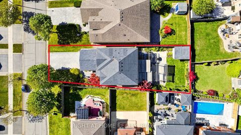 Photo 42 at 44 Robertson Close, Maple, Vaughan
