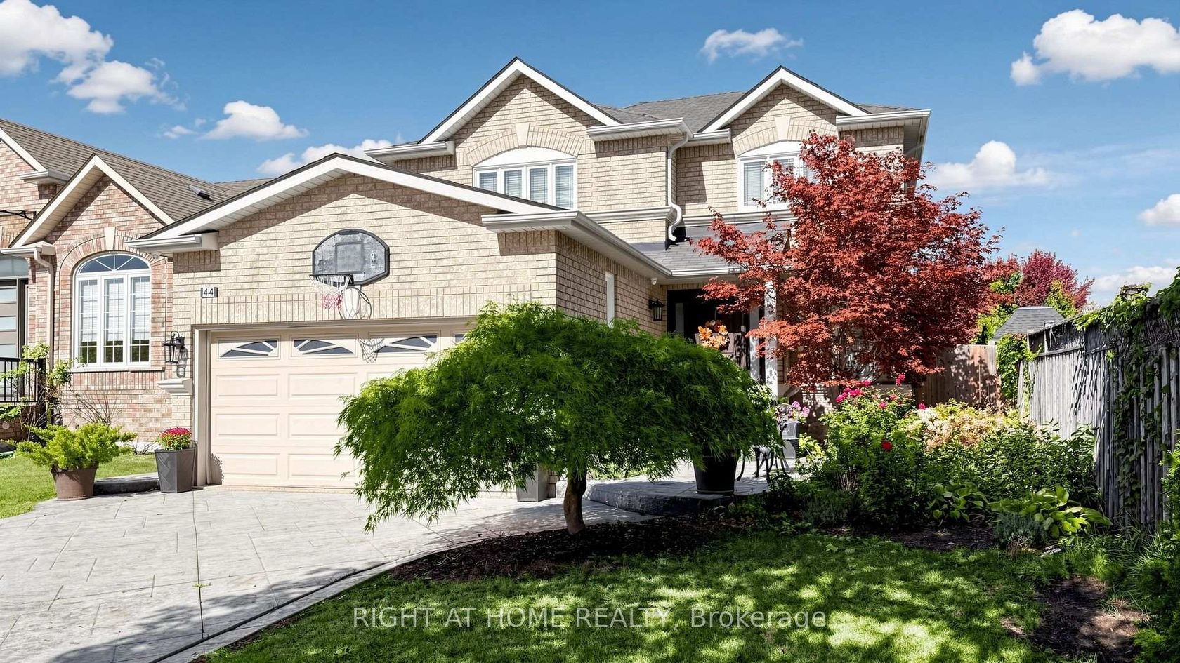44 Robertson Close, Maple, Vaughan photo number 2