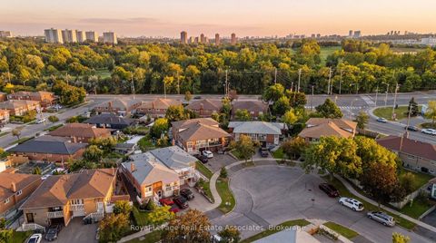 Photo 34 at 20 Honeywood Road, Jane Heights, Toronto
