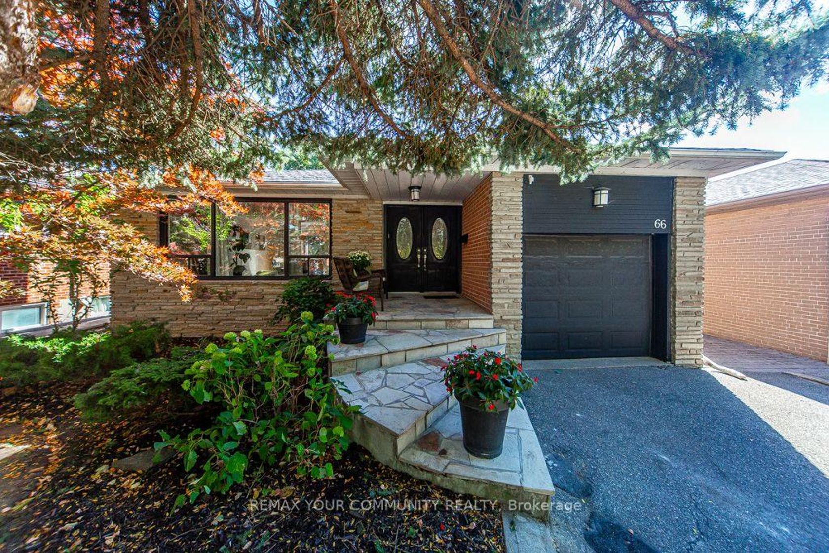 66 Decarie Circle, West Deane, Toronto 