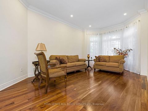 Photo 3 at 11 Beauvista Court, Vellore Village, Vaughan