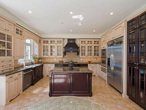 Photo 11 at 11 Beauvista Court, Vellore Village, Vaughan