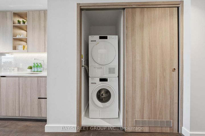 Photo 8 at 911 - 85 McMahon Drive, Bayview Village, Toronto