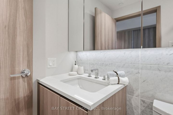 Photo 9 at 911 - 85 McMahon Drive, Bayview Village, Toronto