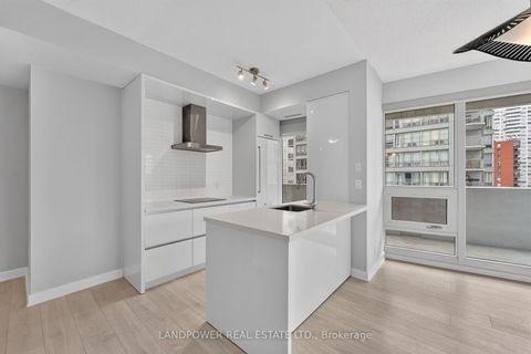 Photo 3 at 803 - 2221 Yonge Street, Mount Pleasant West, Toronto
