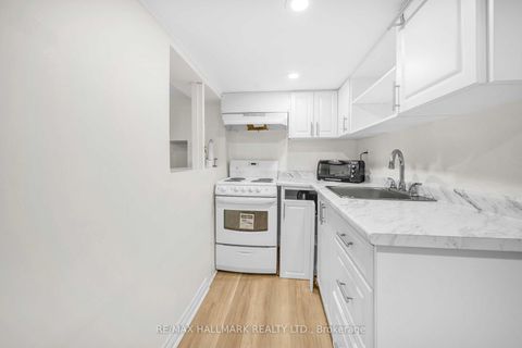 Photo 18 at 20 Elizabeth Street S, Mill Pond, Richmond Hill