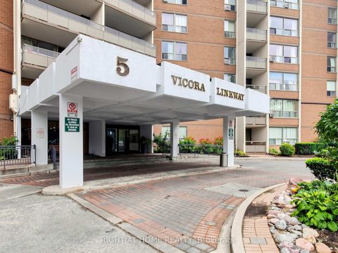 Photo 2 at 915 - 5 Vicora Linkway Way, Flemingdon Park, Toronto
