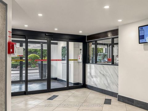 Photo 5 at 915 - 5 Vicora Linkway Way, Flemingdon Park, Toronto