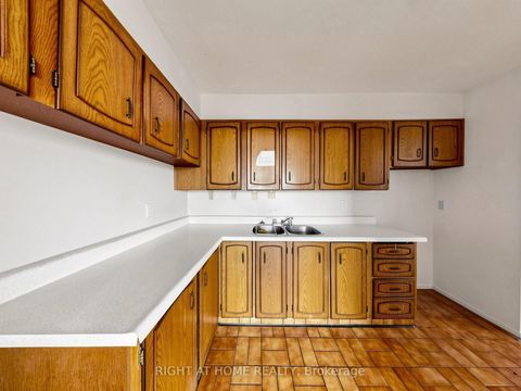 Photo 19 at 915 - 5 Vicora Linkway Way, Flemingdon Park, Toronto
