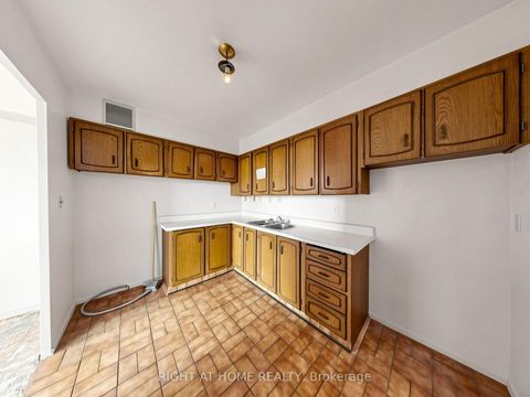 Photo 20 at 915 - 5 Vicora Linkway Way, Flemingdon Park, Toronto
