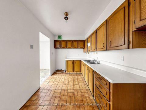 Photo 21 at 915 - 5 Vicora Linkway Way, Flemingdon Park, Toronto