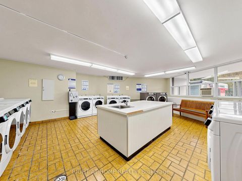 Photo 32 at 915 - 5 Vicora Linkway Way, Flemingdon Park, Toronto