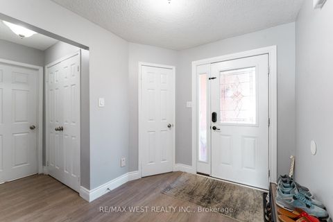 Photo 2 at 19 Moore Place, Letitia Heights, Barrie